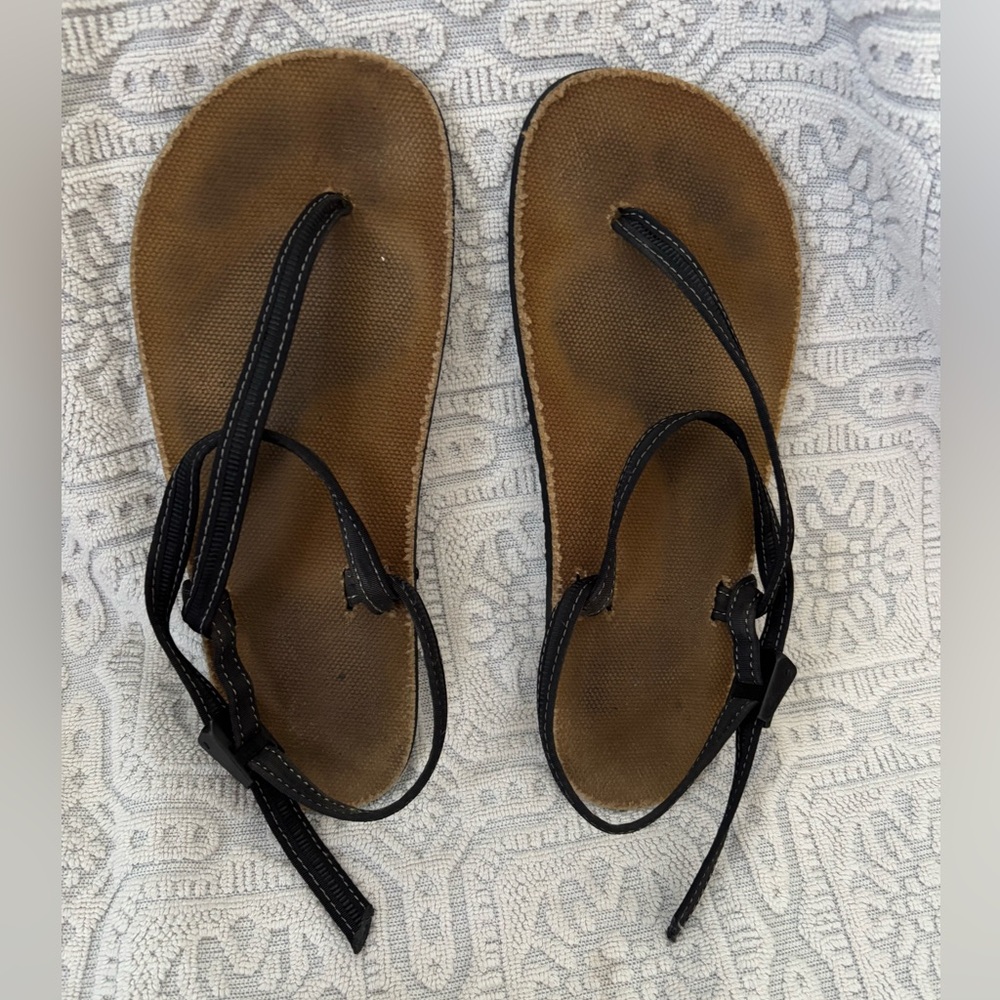 Earth runners chronos sandals. Black performance laces. W10 • M8 • 27.3cm